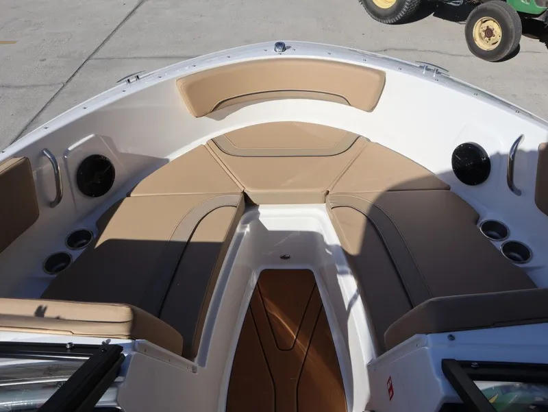 Slide: The Image of Bayliner V20 2026 - 24