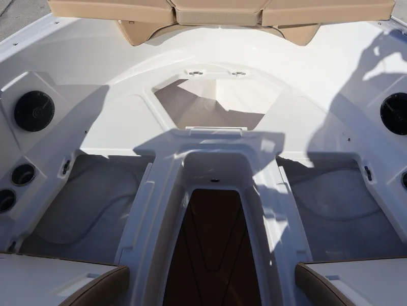 Slide: The Image of Bayliner V20 2026 - 25