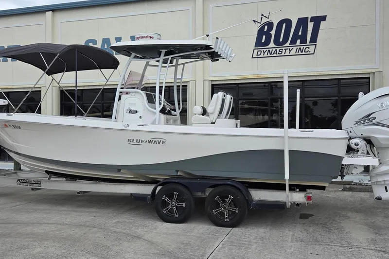 Slide: The Image of 2020 Blue Wave 2800 Makaira boat on trailer at Boat Dynasty Inc. - 19