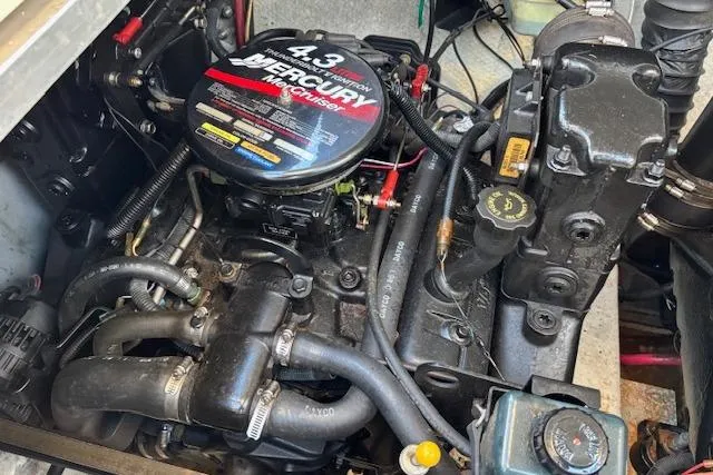 Slide: The Image of Engine of 2002 Regal Commodore 2765 boat with Mercury 4.3L MPI motor. - 18