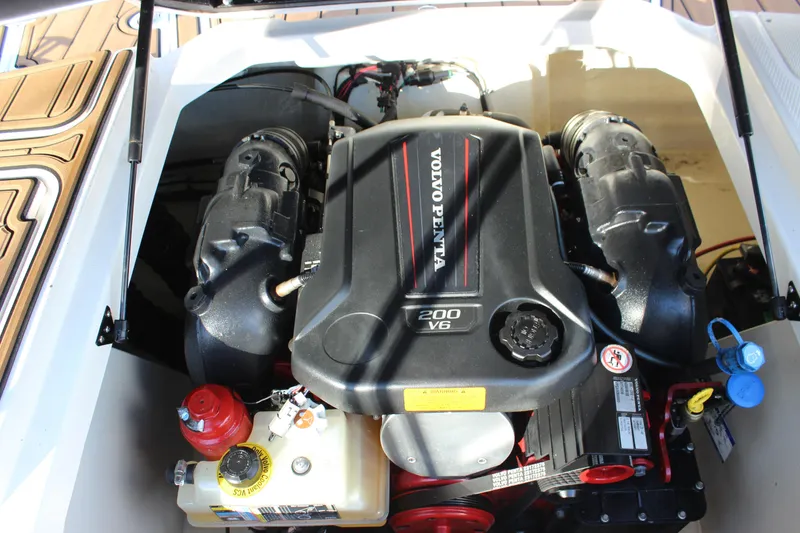 Slide: The Image of 2017 Chaparral 21 H2O Ski & Fish boat engine, featuring a Volvo Penta 200 V6. - 16