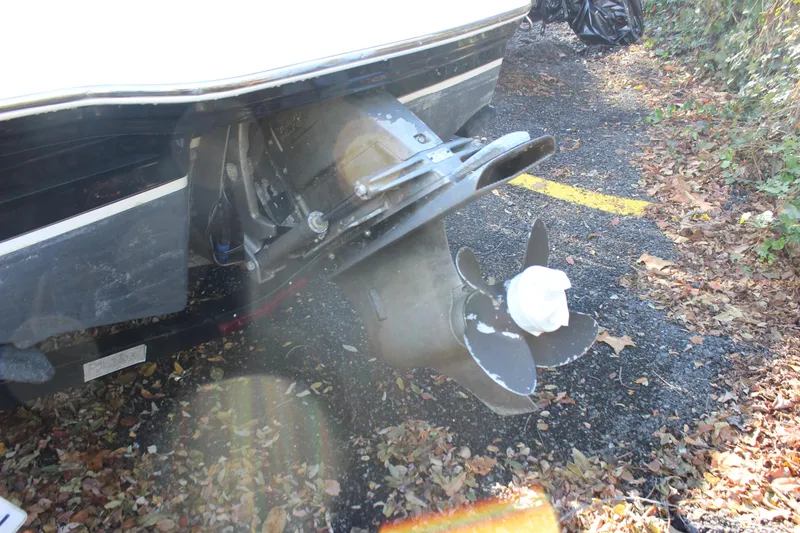 Slide: The Image of 2017 Chaparral 21 H2O Ski & Fish boat propeller on a leaf-covered ground. - 23