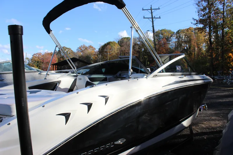 Slide: The Image of 2017 Chaparral 21 H2O Ski & Fish boat in outdoor setting. - 31