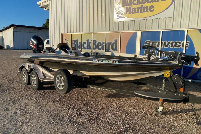 The Image of 2006 Ranger Z20 Comanche boat on trailer at Blackbeard Marine dealership. - 0