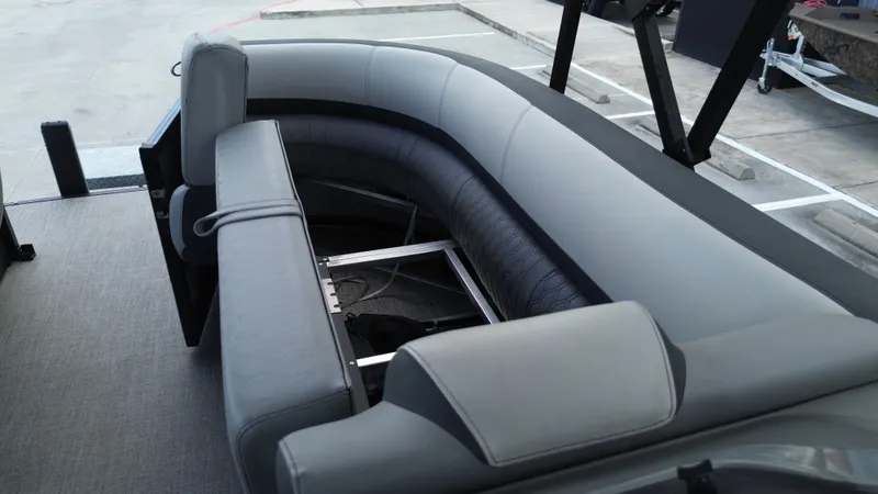 Slide: The Image of Avalon LSZ Versatile Rear Bench - 23' 2025 - 34