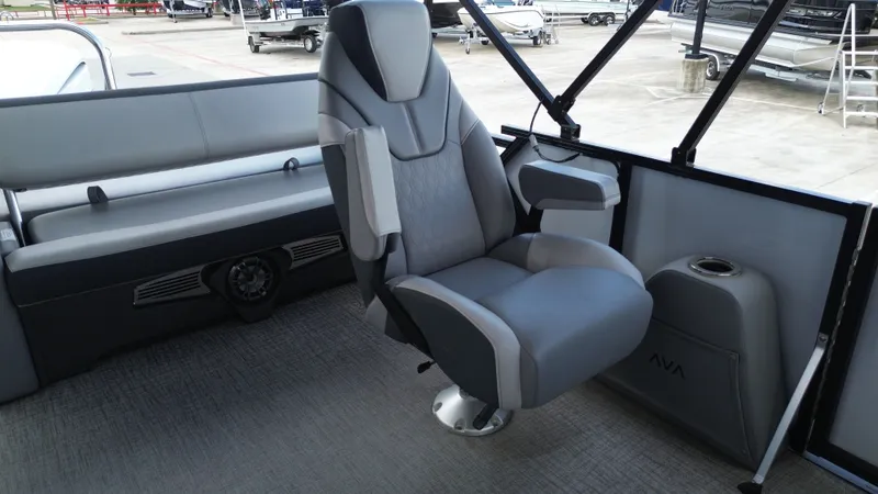 Slide: The Image of Avalon LSZ Versatile Rear Bench - 23' 2025 - 32