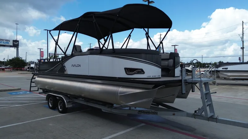 Slide: The Image of Avalon LSZ Versatile Rear Bench - 23' 2025 - 7