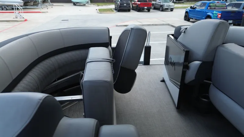 Slide: The Image of Avalon LSZ Versatile Rear Bench - 23' 2025 - 33