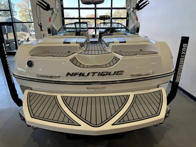 Slide: The Image of Nautique Super Air Nautique 230 2013 - 8
