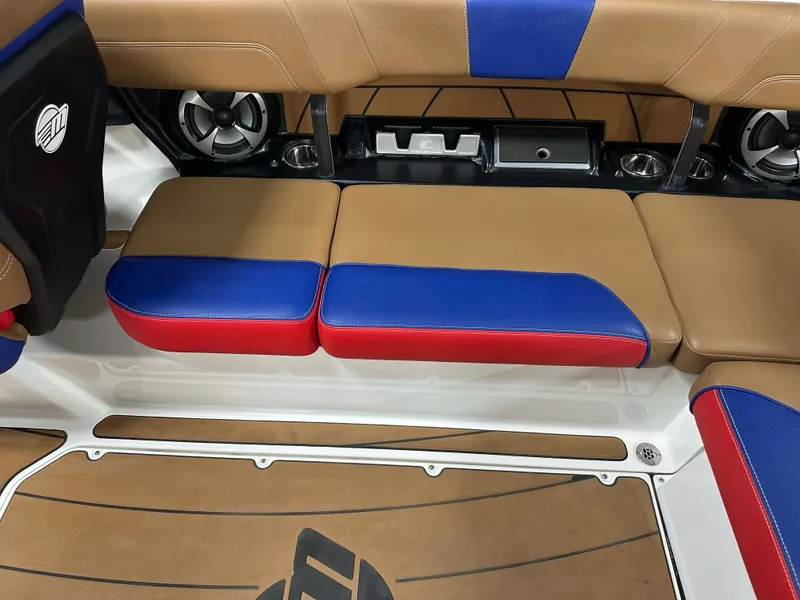 Slide: The Image of Malibu Wakesetter 23 LSV 2021 - 22