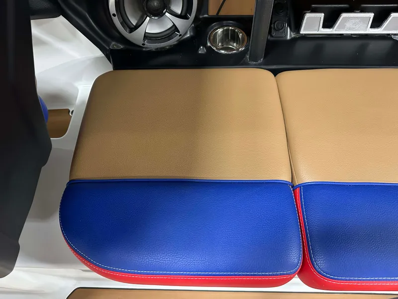 Slide: The Image of Malibu Wakesetter 23 LSV 2021 - 23