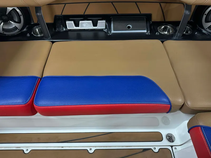 Slide: The Image of Malibu Wakesetter 23 LSV 2021 - 25