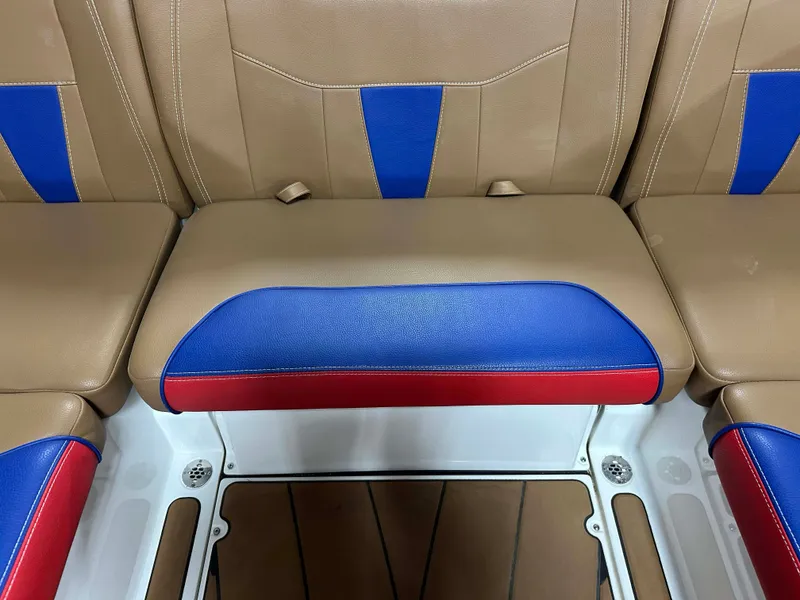 Slide: The Image of Malibu Wakesetter 23 LSV 2021 - 32