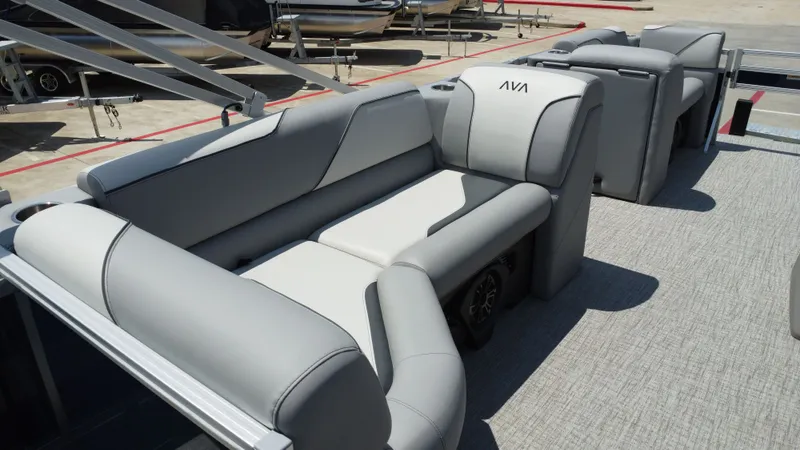 Slide: The Image of Avalon Venture Rear Fish - 21' 2026 - 26