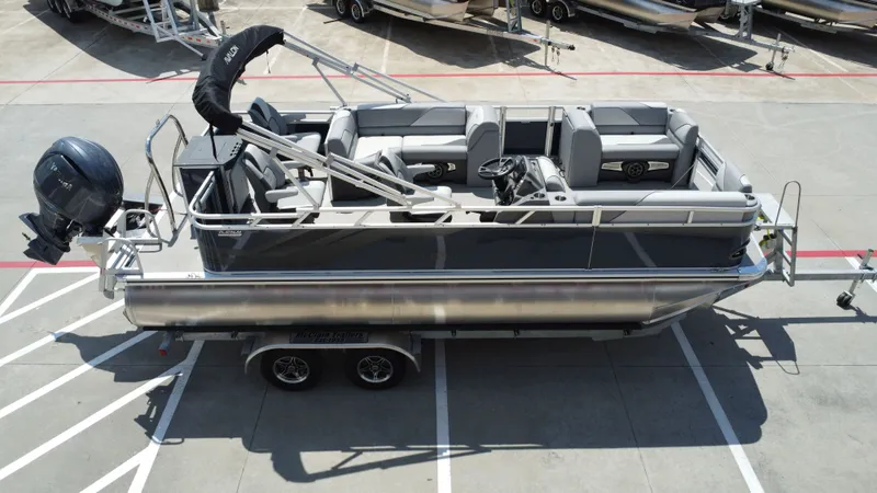 Slide: The Image of Avalon Venture Rear Fish - 21' 2026 - 12