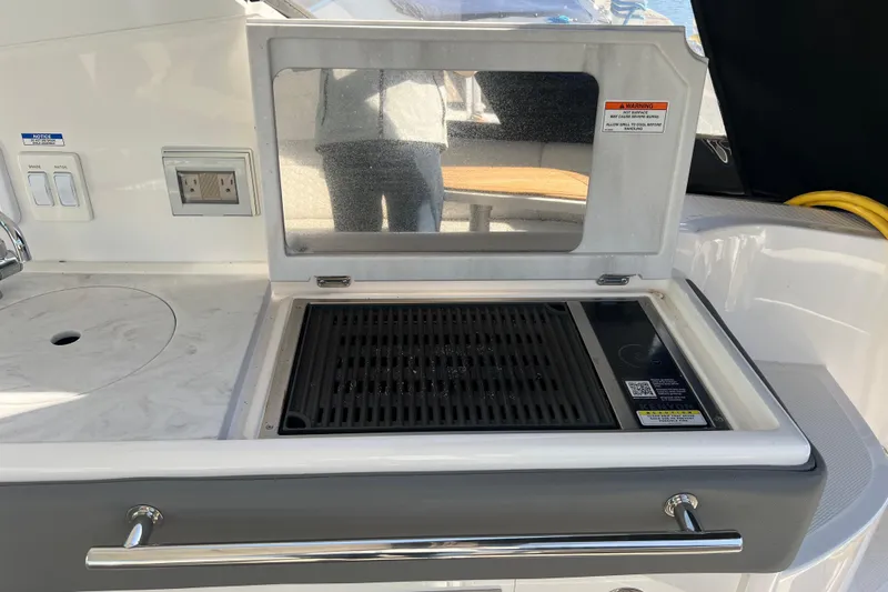 Slide: The Image of Outdoor kitchen area on 2025 Sea Ray Sundancer 320 Coupe yacht. - 6