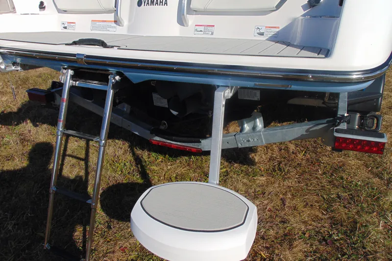 Slide: The Image of 2026 Yamaha Boats 252SD rear view with ladder and swim platform. - 8