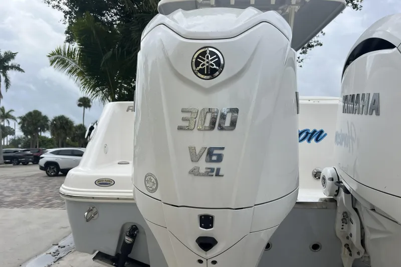Slide: The Image of 2023 Robalo R302 Center Console with Yamaha 300 V6 outboard engine. - 15