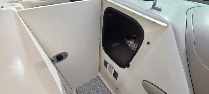 Slide: The Image of Sea Ray 220 Bow Rider 2002 - 51