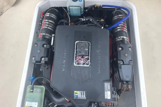 Slide: The Image of Engine compartment of 2004 Hunt Yachts Surfhunter 25 with Volvo Penta engine. - 16