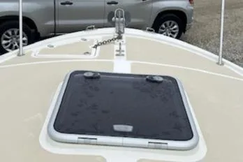 Slide: The Image of 2004 Hunt Yachts Surfhunter 25 bow with hatch and anchor chain. - 21