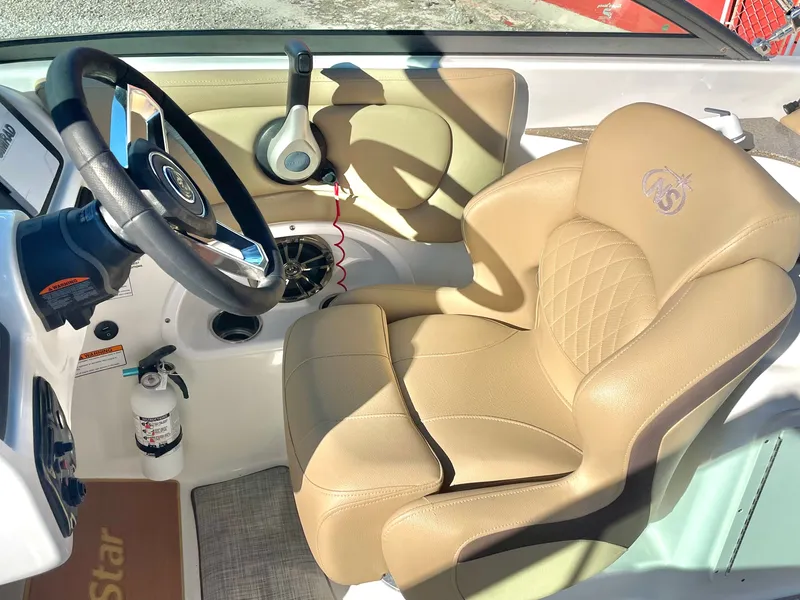 Slide: The Image of NauticStar 243 DC 2019 - 18