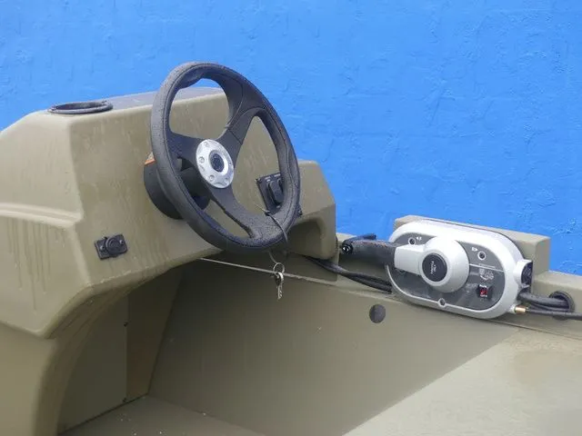 Slide: The Image of Tracker Grizzly 1648 SC 2026 - 13