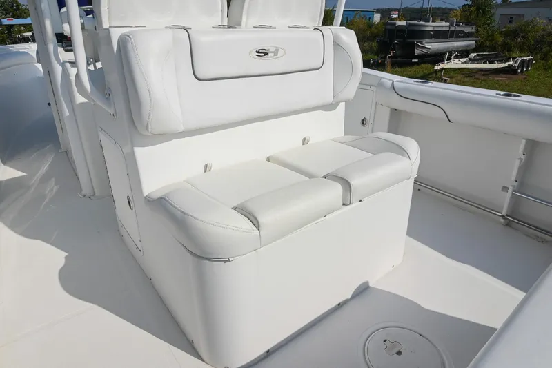 Slide: The Image of 2015 Sea Hunt Gamefish 30 boat seating area with white cushioned seats. - 15