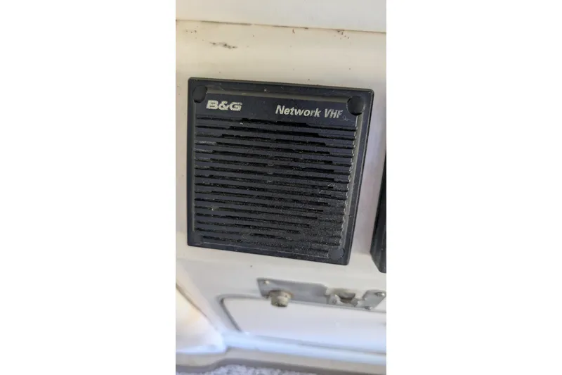 Slide: The Image of B&G Network VHF radio on 1994 Sea Ray 500 Sundancer yacht. - 18