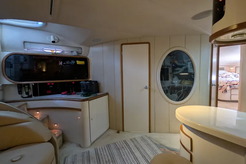 Slide: The Image of Interior of 1994 Sea Ray 500 Sundancer yacht, featuring modern design and cozy living space. - 27