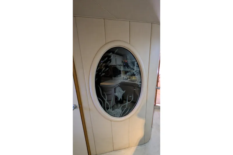Slide: The Image of 1994 Sea Ray 500 Sundancer interior with decorative oval window. - 28