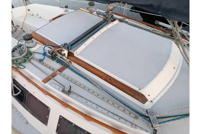 Slide: The Image of 1990 Catalina Capri 26 sailboat deck with ropes and winches. - 30