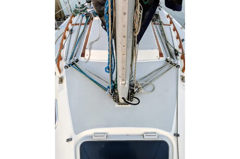 Slide: The Image of 1990 Catalina Capri 26 sailboat deck with rigging and mast details. - 32
