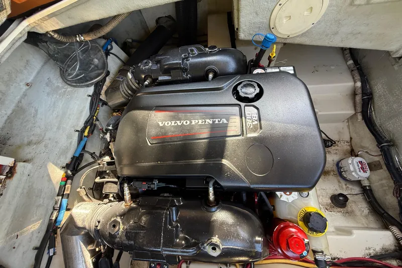 Slide: The Image of Volvo Penta engine in 2018 Chris-Craft Capri 27 boat, detailed view. - 64