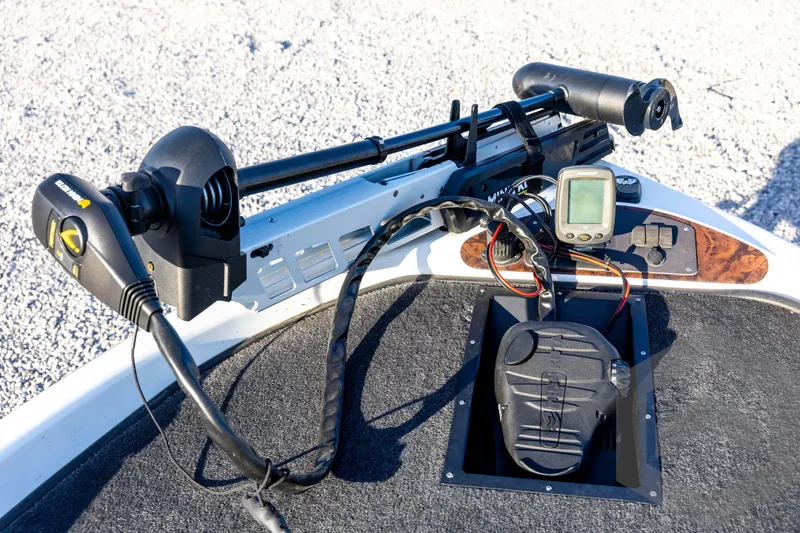 Slide: The Image of 2002 Ranger 185 VS boat dashboard with trolling motor and fish finder. - 31