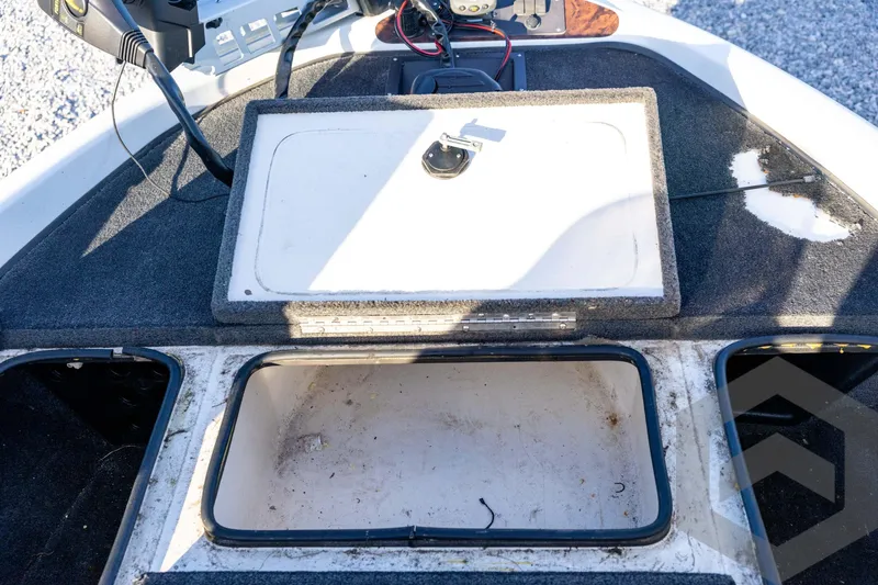 Slide: The Image of Open storage compartment on 2002 Ranger 185 VS boat deck. - 37
