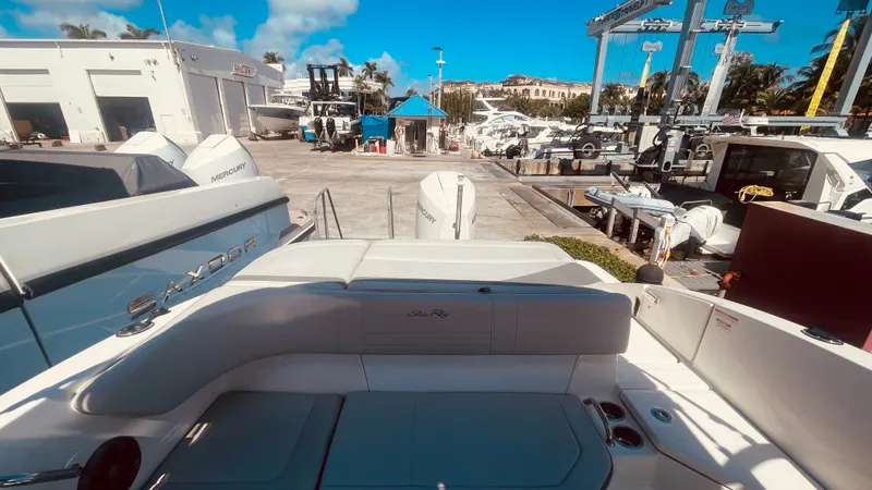 Slide: The Image of Sea Ray 21 SPX-OB 2020 in a sunny marina. - 15
