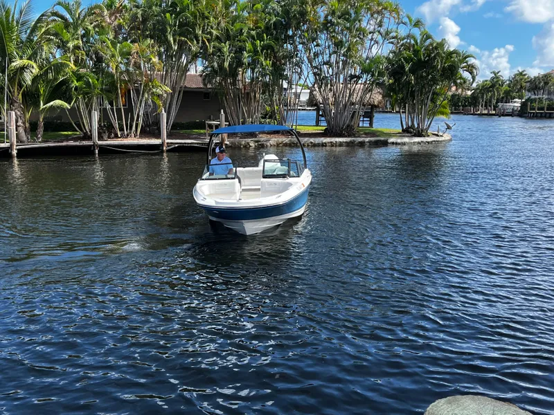 Slide: The Image of 2020 Sea Ray 21 SPX-OB boat on tropical waters. - 4