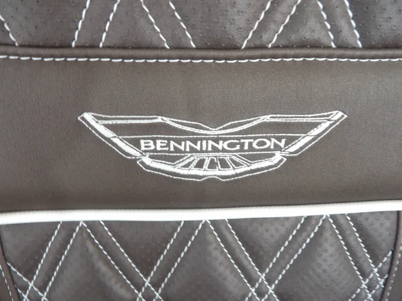 Slide: The Image of Bennington 24 BOWRIDER FASTBACK 2020 - 23