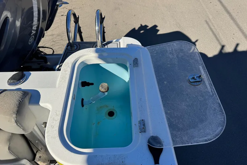 Slide: The Image of Wellcraft 222 Fisherman 2020 with open livewell compartment. - 27