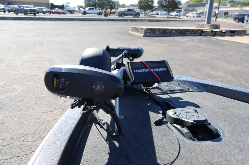 Slide: The Image of 2010 Ranger Z521 Comanche boat with Humminbird fish finder and trolling motor. - 11