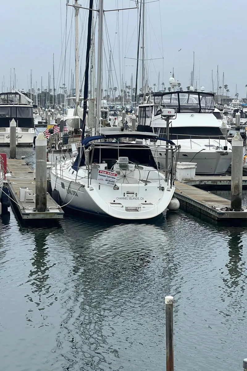 Slide: The Image of 1993 Beneteau Oceanis 440 sailboat docked in a marina, surrounded by other boats. - 18