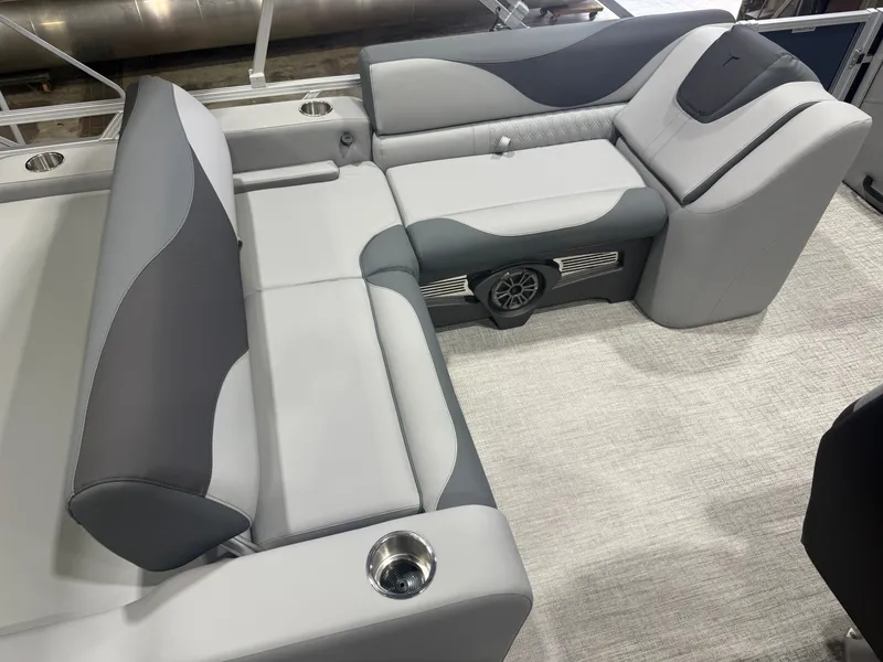 Slide: The Image of Tahoe LTZ 2385 VRB Swingback 2026 - 17