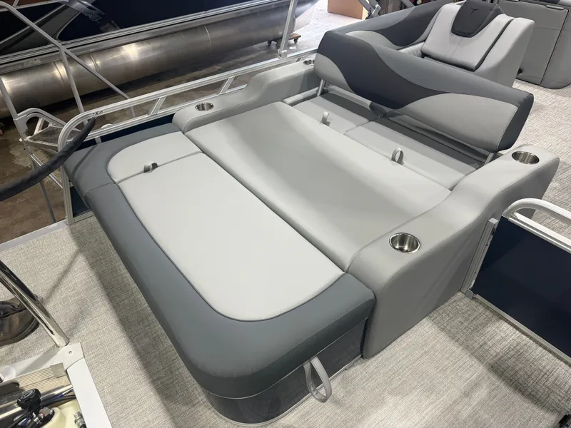 Slide: The Image of Tahoe LTZ 2385 VRB Swingback 2026 - 18