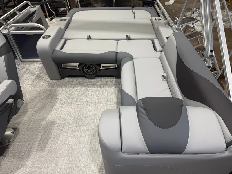 Slide: The Image of Tahoe LTZ 2385 VRB Swingback 2026 - 19