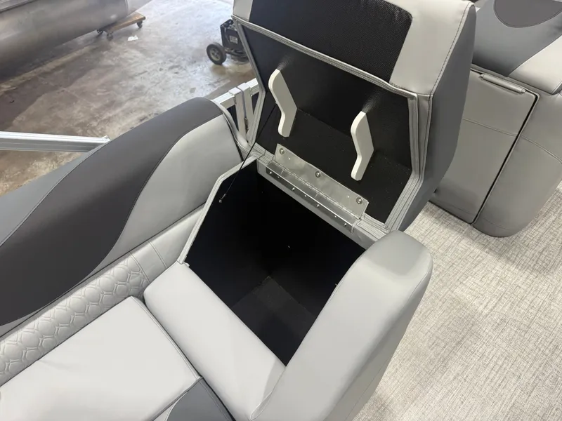 Slide: The Image of Tahoe LTZ 2385 VRB Swingback 2026 - 25