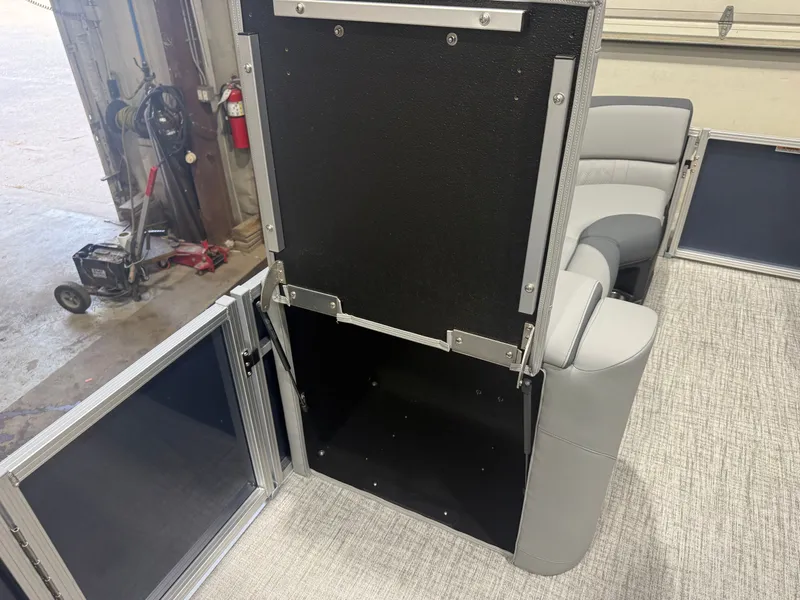 Slide: The Image of Tahoe LTZ 2385 VRB Swingback 2026 - 27