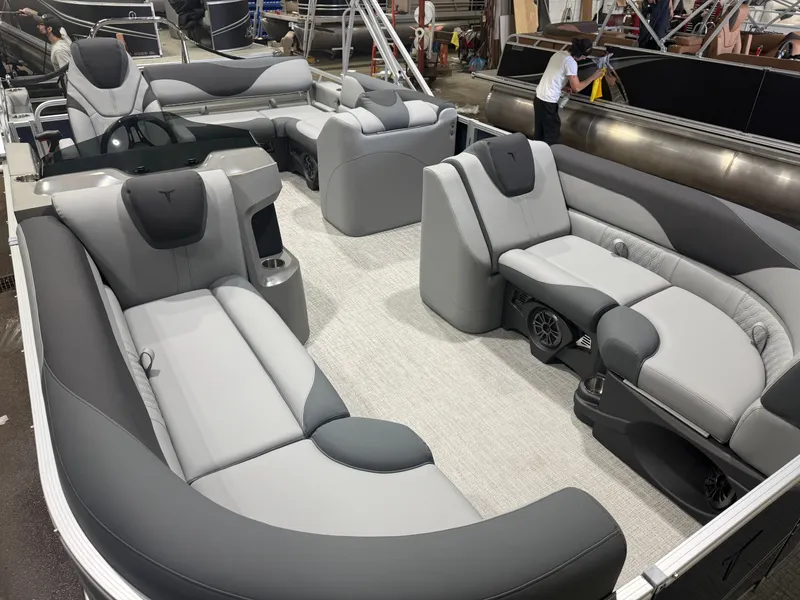 Slide: The Image of Tahoe LTZ 2385 VRB Swingback 2026 - 33