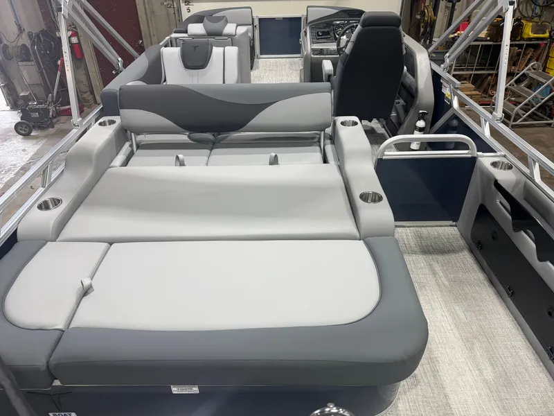 Slide: The Image of Tahoe LTZ 2385 VRB Swingback 2026 - 5