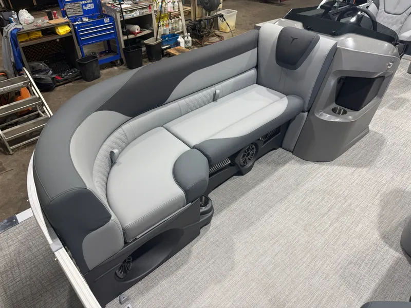 Slide: The Image of Tahoe LTZ 2385 VRB Swingback 2026 - 7